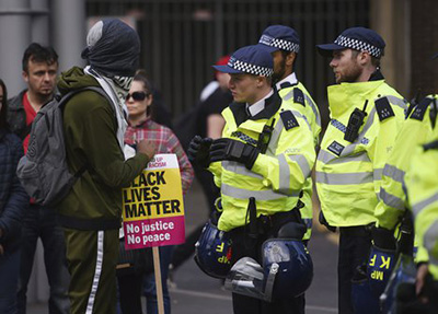 Londres: une manifestation contre les violences policières dégénère, 2 policiers blessés