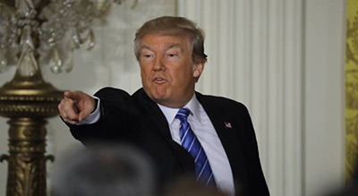 Après la remise en vigueur partielle de son décret migratoire, Trump crie victoire
