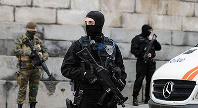 Opération anti-terroriste: quatre arrestations, des armes découvertes après des perquisitions à #Bruxelles