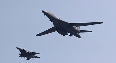 Deux bombardiers stratégiques US B-1B survolent la mer de Chine méridionale

