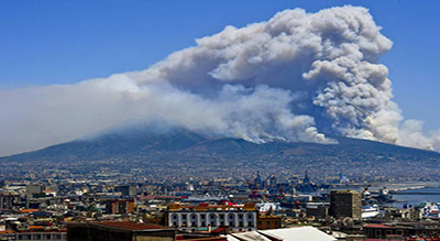 Italie: multiples incendies, le parc national du Vésuve en feu
