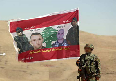 Le Hezbollah plante des drapeaux en hommage aux martyrs de l’armée dans le jurd de Ersal