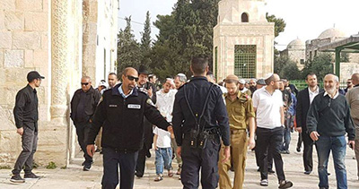 Des centaines de colons se rassemblent devant al-Aqsa en prélude à son invasion