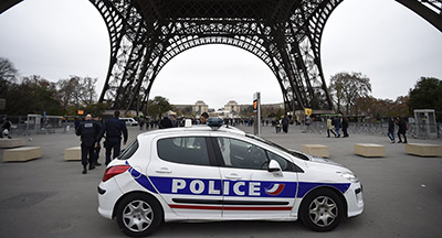 France: garde à vue prolongée pour le suspect de la Tour Eiffel

