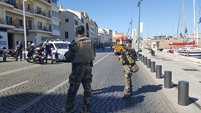 Un véhicule a foncé sur deux arrêts de bus à #Marseille: au moins un mort