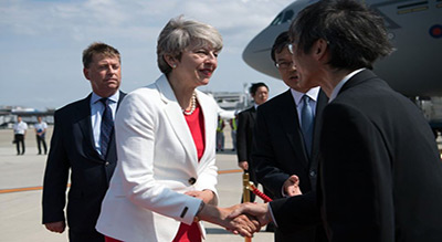 Theresa May au Japon pour tenter de rassurer sur le Brexit
