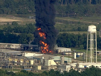 Incendie et épaisse fumée noire au-dessus de l’usine #Arkema au #Texas