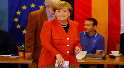 Législatives en Allemagne: Merkel peut rester chancelière, «percée historique» de l’AfD
