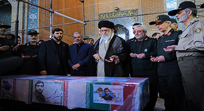 Cérémonie funéraire de Mohsen Hojaji: sayed Khamenei rend hommage au martyr

