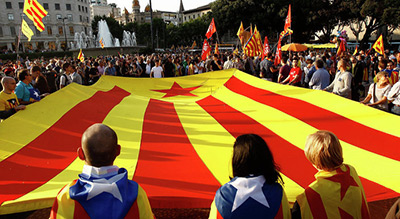 Espagne: 100.000 Catalans manifestent en soutien au référendum à Barcelone
