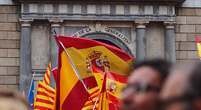 Des centaines de milliers d’opposants à l’indépendance de la Catalogne défilent à Barcelone

