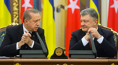 Erdogan s’endort lors de sa conférence de presse avec Porochenko
