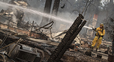 Californie: les pompiers domptent les feux, le bilan grimpe à 41 morts
