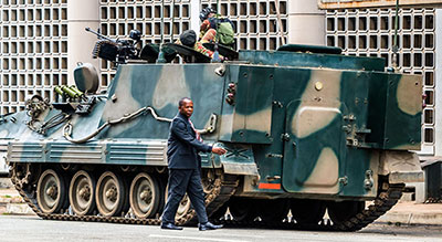 Zimbabwe : arrestations autour de Mugabe, l’ex-vice-président de retour

