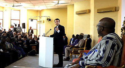 Les propos et l’attitude de Macron lors de son déplacement en Afrique jugées inappropriés

