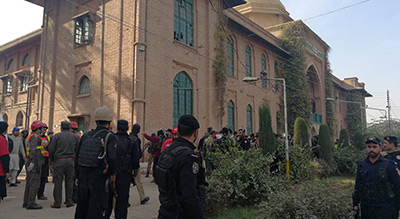 Pakistan: attaque des talibans contre un campus, neuf morts et des dizaines de blessés
