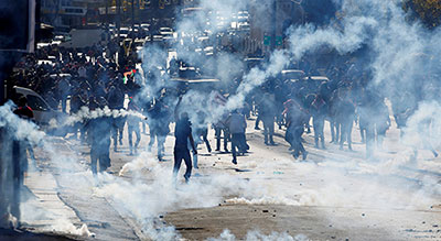 Rassemblement de jeunes Palestiniens près des colonies israéliennes
