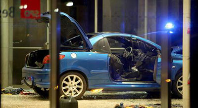 Une voiture fonce dans le siège du parti social-démocrate la soirée de #Noël à #Berlin