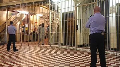 #France : 7 surveillants de prison blessés à coups de poing par un détenu radicalisé