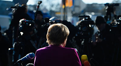 En difficulté dans les sondages, #Angela_Merkel n’a plus que quelques heures pour former sa coalition