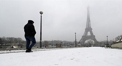 France: la neige sème la pagaille dans Paris et sa région

