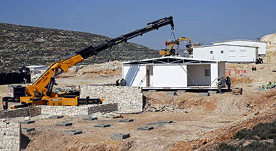 «Israël» installe les maisons d’une nouvelle colonie, une première depuis 1991


