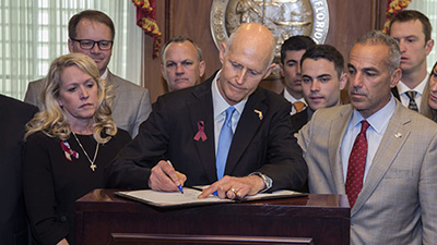 Tuerie de Parkland: le gouverneur de Floride signe une loi sur le contrôle des armes