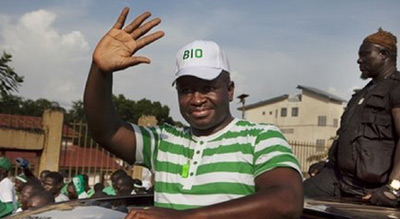 Présidentielle en Sierra Leone: l’opposition en tête, second tour le 27 mars
