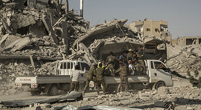 Les USA entravent l’évacuation des habitants de Raqqa, selon la Défense russe
