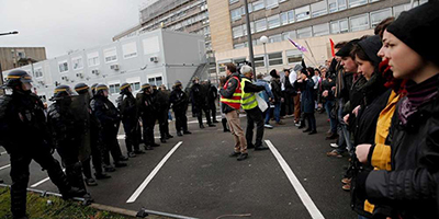En visite dans un centre pour autistes à Rouen, Macron hué par des manifestants 
