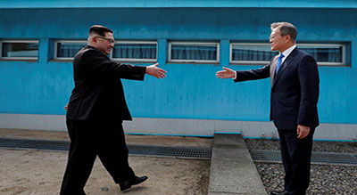 Corées: Kim et Moon souhaitent mettre fin à la guerre


