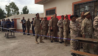  Irak: policiers et soldats votent en avance pour les législatives
