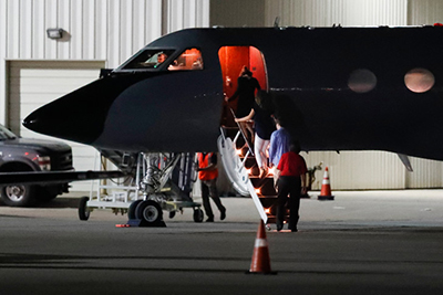 L’avion transportant les Américains libérés par #Pyongyang atterrit près de #Washington