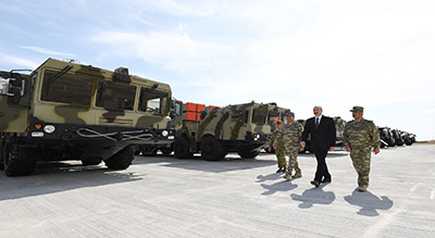 Azerbaïdjan: le président s’affiche devant un système lance-missiles israélien récemment acquis
