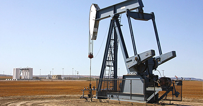 Trump ne pille pas seulement le pétrole arabe, mais fixe aussi  sa quantité et son prix