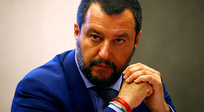 Italie : Salvini refuse de laisser accoster un navire de migrants sans «garanties» sur leur sort


