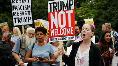 Londres: Des centaines de personnes manifestent contre la visite de Trump
