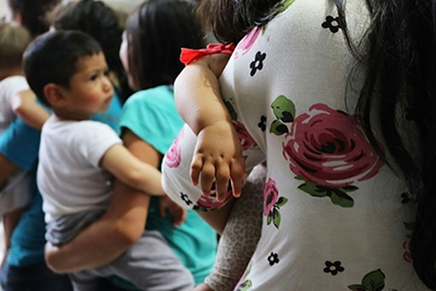 USA: un juge suspend les expulsions de familles de migrants réunies