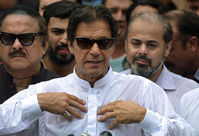 Pakistan/élections: Imran Khan largement en tête, selon des résultats partiels