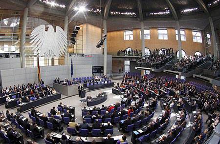Le Parlement allemand approuve à une large majorité le plan d'aide à la Grèce.