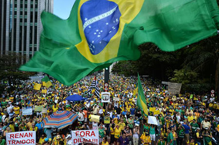 Brésil: 900.000 à deux millions de manifestants exigent le départ de la présidente Rousseff.