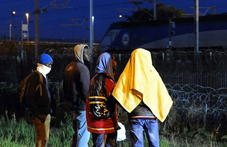 Migrants: 1.700 tentatives d’intrusion dans la nuit sur le site d’Eurotunnel.