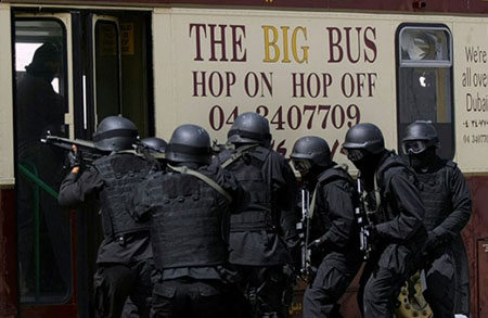 Emirats: 41 membres d’un «groupe terroriste» déférés devant la justice