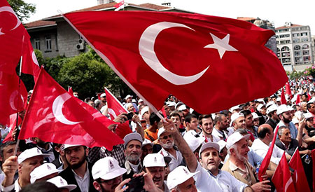 Législatives anticipées en Turquie: pas de majorité absolue pour l'AKP, selon un sondage.