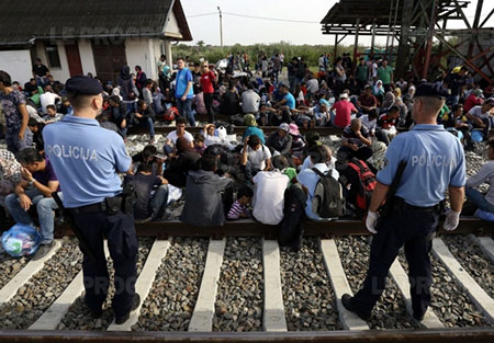 Face à la vague de migrants, Merkel en appelle à l'esprit de la réunification.