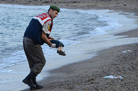 L'image d'un enfant migrant échoué sur une plage choque l'Europe