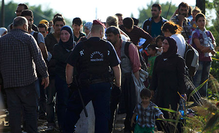 Migrants: les Européens en quête d'une solution, la Hongrie durcit ses mesures.