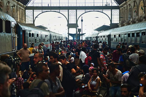 La Hongrie bloque à nouveau les migrants, afflux record en Autriche et en Allemagne.