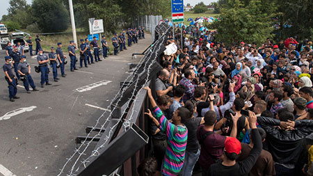 Migrants: affrontements en Hongrie, les eurodéputés avec la répartition de 120.000 réfugiés dans l'UE