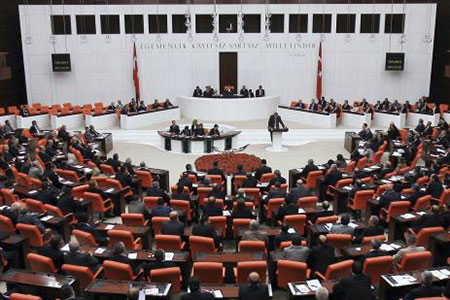 Le Parlement turc reconduit une motion autorisant à intervenir en Irak et en Syrie.